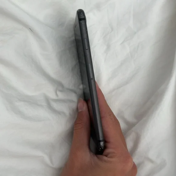 Im selling space grey iPhone 8